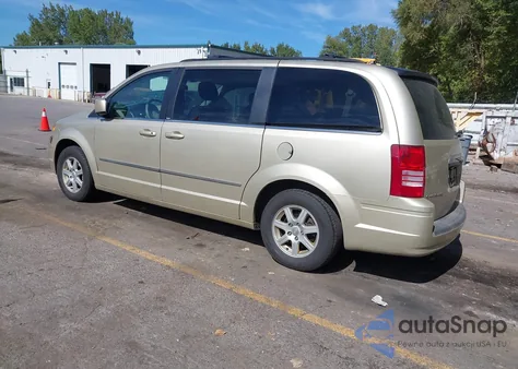 2010 Chrysler Town & Country Touring from USA, damaged, VIN 2A4RR5D19AR193828